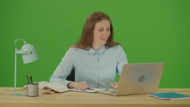 Groen Scherm Chroma Sleutel Jonge Gemotiveerde Vrouw Freelancer Student Maken — Stockvideo