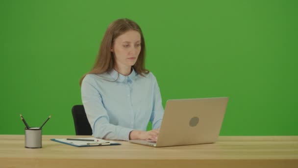 Tela Verde Chroma Key Jovem Estudante Bastante Motivado Digitando Laptop — Vídeo de Stock