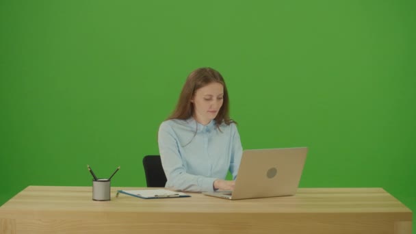 Πράσινη Οθόνη Πληκτρολογώντας Chroma Key Girl Στο Laptop Που Εργάζονται — Αρχείο Βίντεο