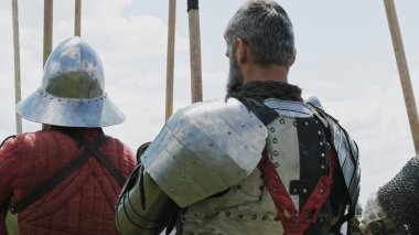Ortaçağ şövalyelerinin metal zırhı. 14.-15. yüzyılın tarihi yeniden yapılandırması, Flanders..