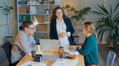 Başarılı hamile iş kadını rahat bir Modern Ofis 'te çalışıyor. Çalışanlar bir proje geliştirmek için birlikte çalışıyorlar. Doğum iznine ayrılmaya hazırlanıyorum. Annelik ve Sevilen Çalışmalar.