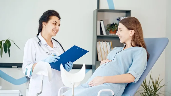 Happy Pregnant Woman Besök Gynekolog Läkare Medical Clinic För Graviditetskonsult — Stockfoto