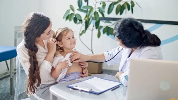 Kvinna Läkare Pediatriker Använda Stetoskop Lyssna Hjärtat Lycklig Hälsosam Söt — Stockfoto