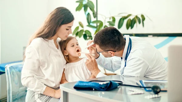 소아과 의사인 의사가 병원에서 어머니와 병원에 소녀를 진찰하고 어머니와아 이의아 — 스톡 사진