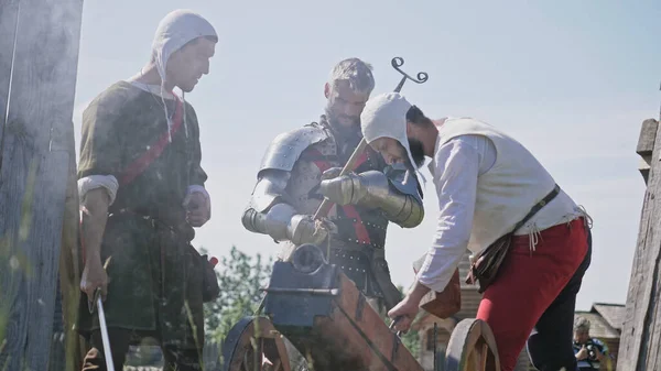 攻撃的な騎士たち大砲から大砲を撃つ 15世紀の歴史的再建 フランダース — ストック写真