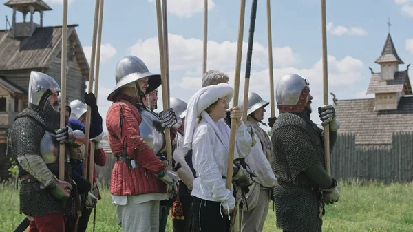 攻撃的な騎士たち騎士は槍とヘルメットを頭に乗せている 15世紀の歴史的再建 フランダース — ストック写真