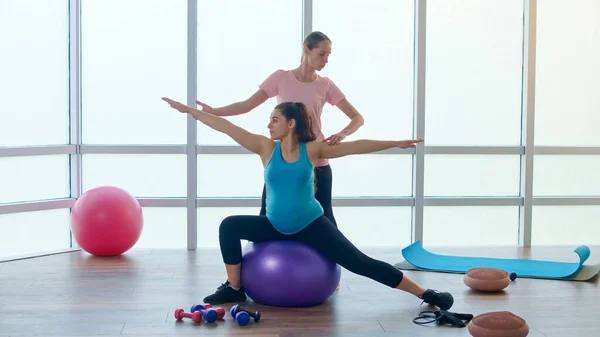 Zwangere Vrouw Gaat Sporten Sportschool Personal Fitness Trainer Helpt Met Stockfoto