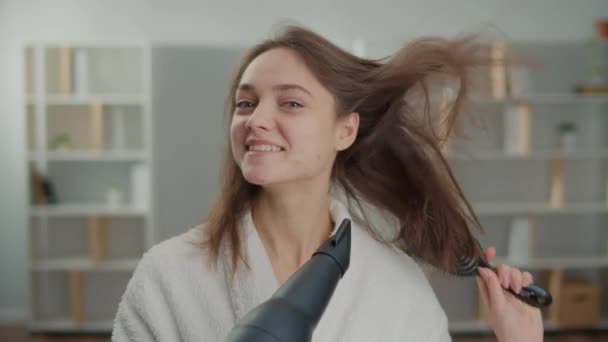 Retrato Uma Mulher Sorridente Seca Seu Cabelo Frente Espelho Uma — Vídeo de Stock