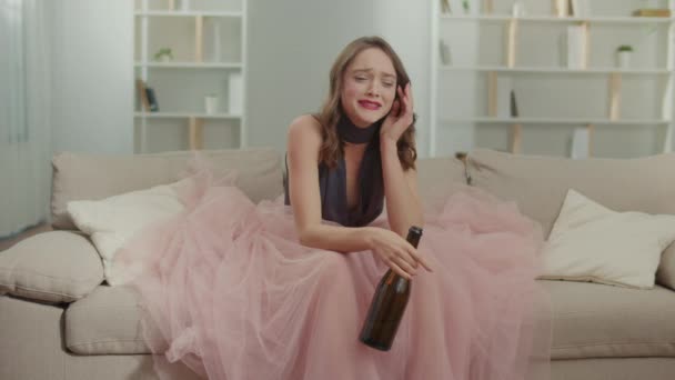 Mujer Joven Triste Vestido Festivo Llorando Sentado Sofá Casa Una — Vídeos de Stock