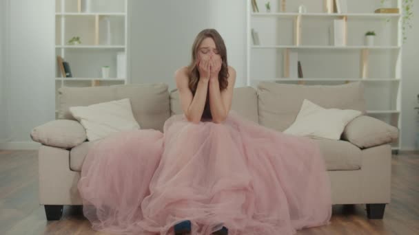 Neşeli Elbiseli Huysuz Genç Kadın Koltukta Ağlayan Ağlayan Sinirli Bir — Stok video