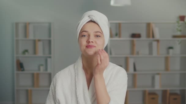 Porträtt Leende Ung Kvinna Som Applicerar Återfuktande Kräm Ansiktet Lycklig — Stockvideo