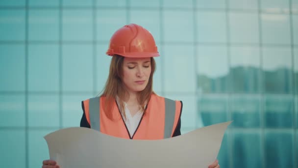 Portrét Úspěšné Mladé Ženské Inženýrky Nebo Architektky Oranžové Přilbě Bezpečnostní — Stock video