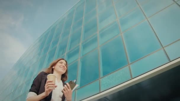 Boldog Üzletasszony Beszél Mobiltelefon Segítségével Egy Fejhallgató Tartja Csésze Coffe — Stock videók