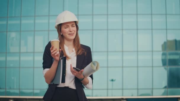 Mladá Žena Inženýr Nebo Architekt Formálním Obleku Helma Sluchátky Rozhovor — Stock video