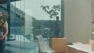 Çalışanlardan oluşan ekip, müşterilerin taşınmasına yardım ediyor. Nakliye ve Paketleme İşletme Hizmetleri Şirketi. Servisler Yükleniyor ve Boşaltılıyor