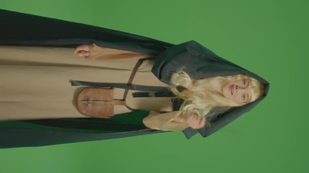Widok Pionowy Zielony Ekran Uśmiechnięta Czarodziejka Ubrana Płaszcz Kapturem Trzymająca — Wideo stockowe