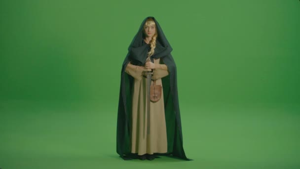 緑の画面 中世のドレスで身に着けている深刻な女性の痛みとフードでクローク 両手で剣を保持 魔法の戦い 呪文のキャスター間の戦いと決闘 — ストック動画