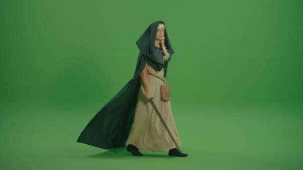 Green Screen Warrior Woman Dressed Medieval Dress Cloak Hood Walks — Stock Video