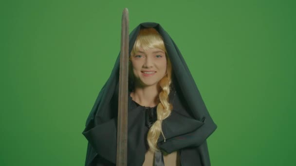緑の画面 中世のドレスに身を包んだ笑顔の女性の痛みとフード付きのクローク 剣を保持 魔法の戦い 呪文のキャスター間の戦いと決闘 — ストック動画