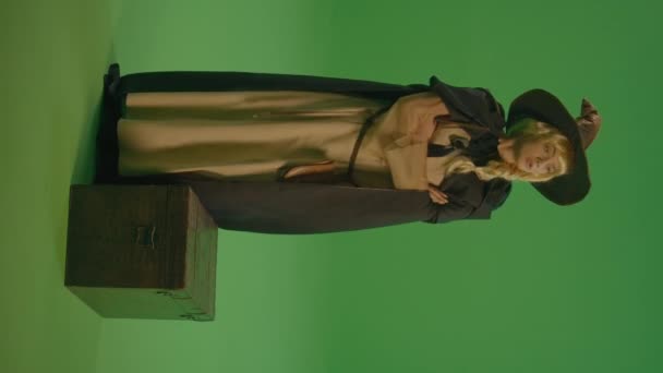 垂直视图 绿色屏风 一个戴着魔法帽 穿着中世纪服装 在胸部附近等人的女魔女 魔法森林 一个神秘而神秘的世界 — 图库视频影像