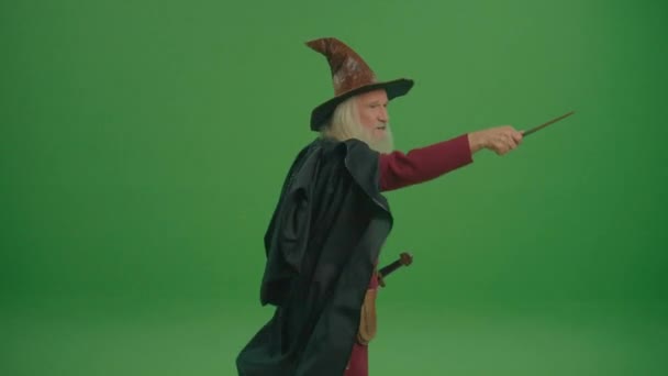 Zelená Obrazovka Starý Čaroděj Šedou Bradou Plášti Středověkým Oblečením Vrhá — Stock video