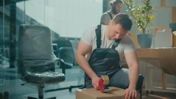 Empleado Trabajador Que Sella Caja Cartón Usando Máquina Cinta Del — Vídeo de stock