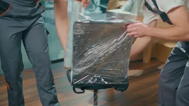 Arbetstagare Flyttfirman Med Uniformer Packar Omsorgsfullt Möbler Demontering Och Montering — Stockvideo