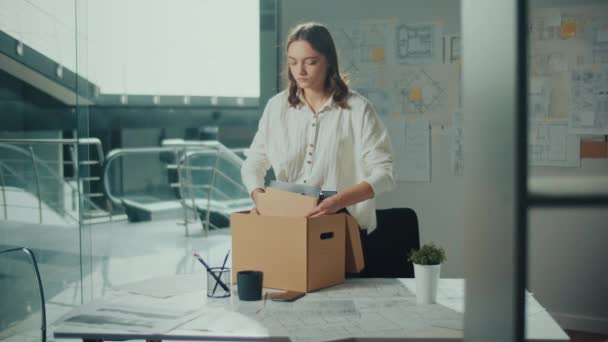 Kobieta Została Zwolniona Pakuje Rzeczy Pudełka Bizneswoman Pakuje Materiały Biurowe — Wideo stockowe
