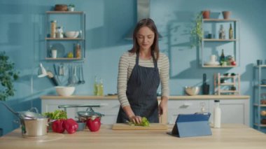 İnternette Sebze Yemekleri Hazırlayan Gülümseyen Kadın ve Yemek Pişiren Vejetaryen Kadın Yemek Salatası Reçetesi. Yaşam Tarzı, Çevrimiçi Tarifler, Yemek Teslimat Hizmetleri Konsepti.