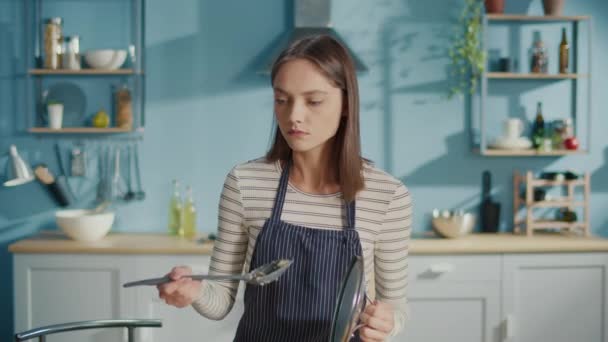 Genç Kadın Tatma Bozuk Yemeği Mutfakta Üzgündü Hayal Kırıklığına Uğramış — Stok video