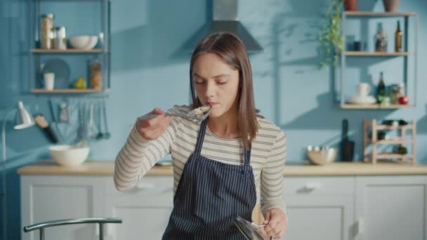 Zdenerwowana Młoda Kobieta Degustująca Zepsuty Posiłek Kuchni Domu Rozczarowana Gospodyni — Wideo stockowe
