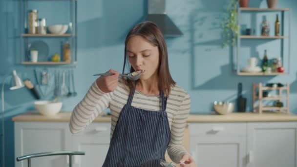 Souriant Jeune Femme Cuisine Dégustation Repas Dans Cuisine Maison Satisfait — Video