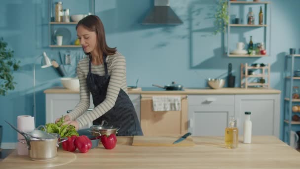 Uśmiechnięta Kobieta Przygotowuje Posiłek Warzywny Kuchni Domu Wegetarianka Gotowanie Zdrowej — Wideo stockowe