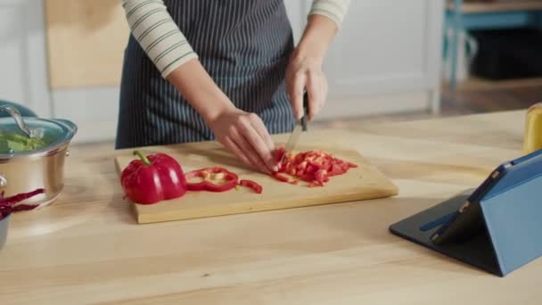 Mulher Sorridente Preparando Refeição Vegetal Receitas Relógio Tablets Internet Vegetarian — Vídeo de Stock
