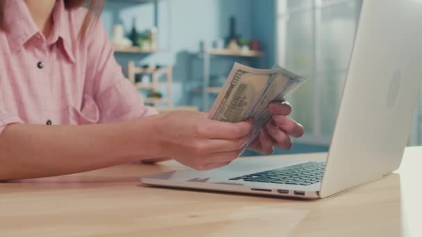 Zbliżenie Żeńskich Rąk Liczenie Stosu Banknotów Sto Dolarów Bizneswoman Liczy — Wideo stockowe