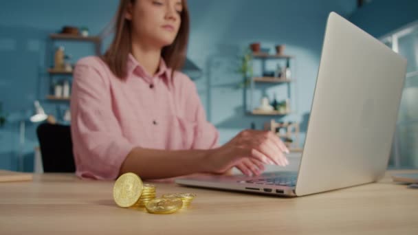 Großaufnahme Von Gold Btc Münzen Die Die Erfolgreiche Junge Frau — Stockvideo