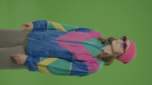 Vertical Video Green Screen Upset Girl 90S Style Keeps Arms — Stock Video