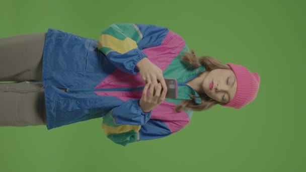 Pionowe Wideo Zielony Ekran Klucz Chromowy Smutna Dziewczyna Stylu Lat — Wideo stockowe