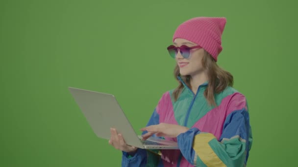 Tela Verde Extremamente Feliz Satisfeito Shocked Girl Estilo Trabalhando Laptop — Vídeo de Stock