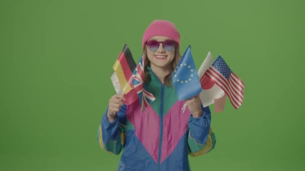 Tela Verde Menina Feliz Estilo Óculos Sol Acenando Frente Alemão — Vídeo de Stock