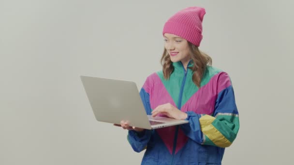 Menina Feliz Estilo Com Chapéu Rosa Óculos Sol Trabalhando Laptop — Vídeo de Stock
