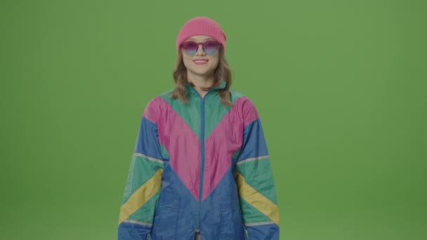 Tela Verde Jovem Feliz Estilo Com Óculos Sol Chapéu Rosa — Vídeo de Stock