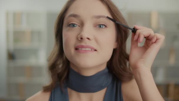 Kirpiklere Sürtünen Güzel Bir Genç Kadının Portresi Etkinliğe Hazırlanırken Yüzüne — Stok video