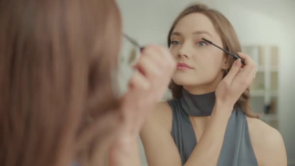 Powrót Widok Ładną Kobietę Stosowanie Rzęsach Mascara Przed Lustrem Atrakcyjna — Wideo stockowe