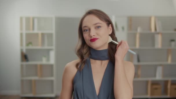 Portret Van Een Aantrekkelijke Vrouw Met Rode Lippen Eindigde Haar — Stockvideo