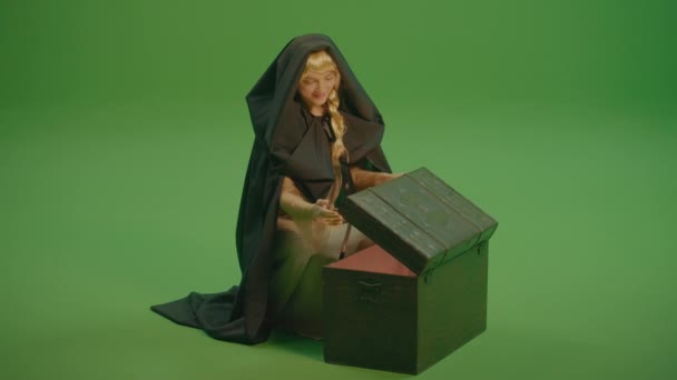 Tela Verde Uma Garota Mágica Vestido Medieval Abre Baú Mágico — Vídeo de Stock