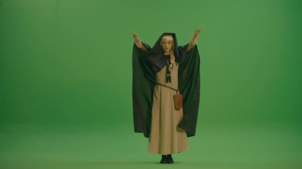 Πράσινη Οθόνη Μια Μάγισσα Κουκούλα Και Μεσαιωνικό Φόρεμα Προκαλεί Καταιγίδα — Αρχείο Βίντεο