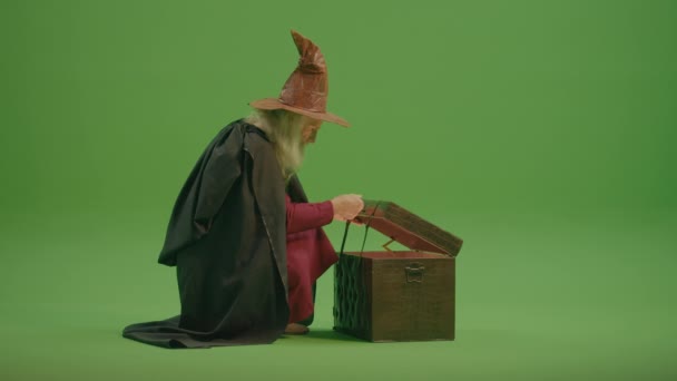 Green Screen Ein Alter Zauberer Mittelalterlicher Kleidung Öffnet Eine Magische — Stockvideo