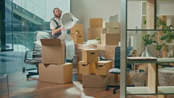 Arbetstagare Flyttfirman Med Uniformer Förpackar Och Transporterar Omsorgsfullt Lådor Team — Stockvideo