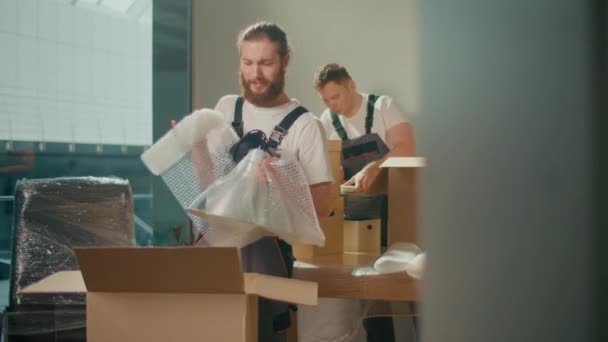 Mitarbeiter Der Umzugsfirma Mit Uniformen Die Kartons Sorgfältig Verpacken Und — Stockvideo